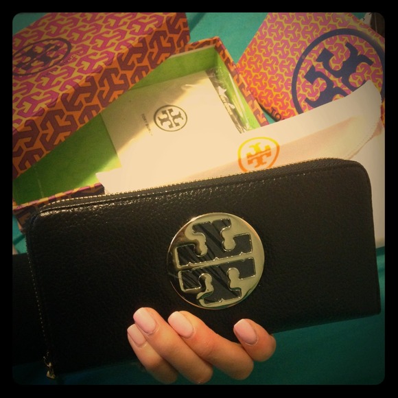 Tory burch black continental zip wallet