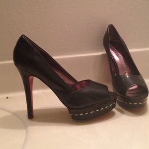 Black Paris Hilton pumps