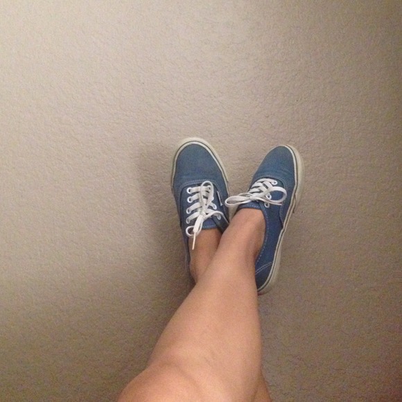 Old but good navy blue vans!