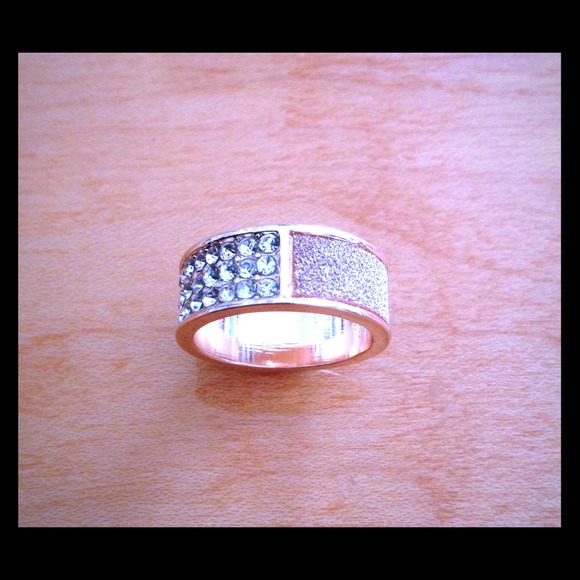 Beautiful ring..Size 8...NWOT...Charming Charlie's - Picture 1 of 2