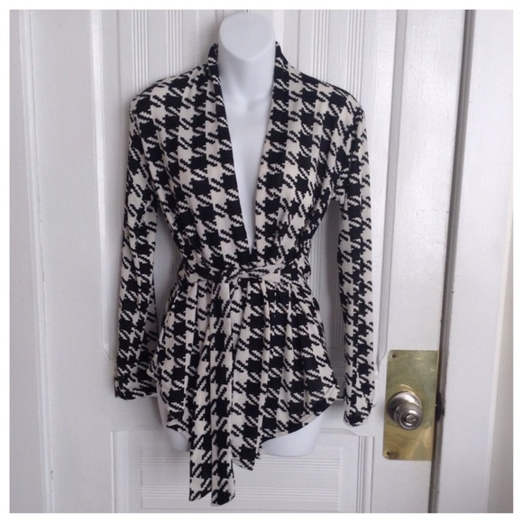 Fashionista boutique Tops - Black and white warp top