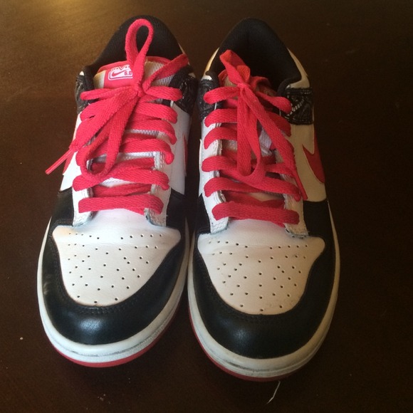 Nike shoes - Picture 1 of 4