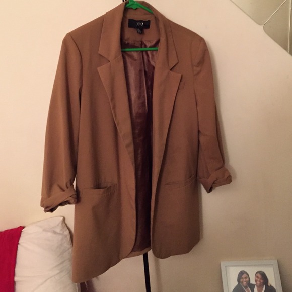 Tan 3/4 sleeve blazer..