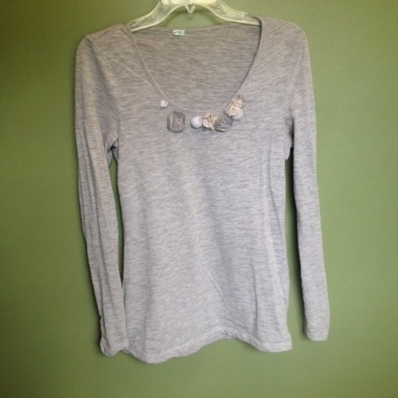 Gray shirt with flowers