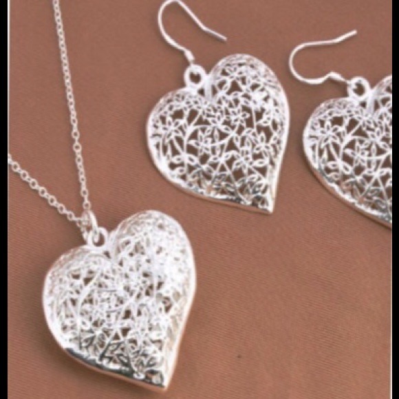 Jewelry - 💥Retro Heart Necklace & Earring Set
