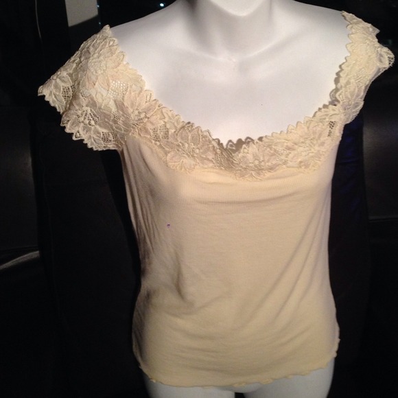 MODA INTL CUSTARD YELLOW KNIT W/LACE CRADLING NECK - Picture 1 of 4