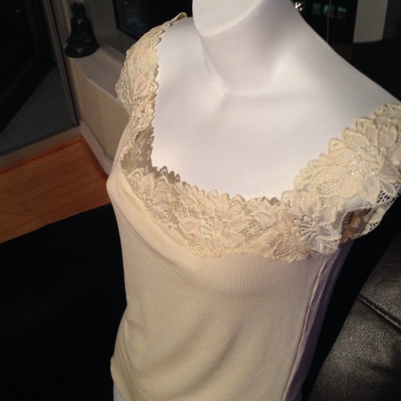 MODA INTL CUSTARD YELLOW KNIT W/LACE CRADLING NECK - Picture 3 of 4