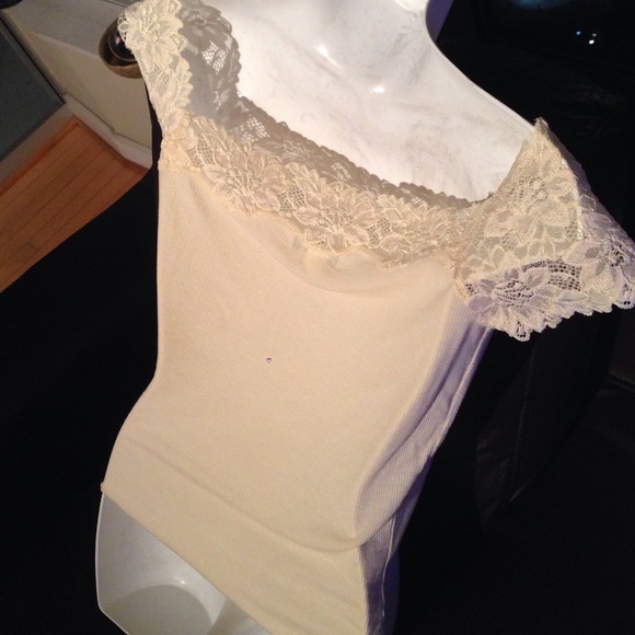 MODA INTL CUSTARD YELLOW KNIT W/LACE CRADLING NECK - Picture 4 of 4