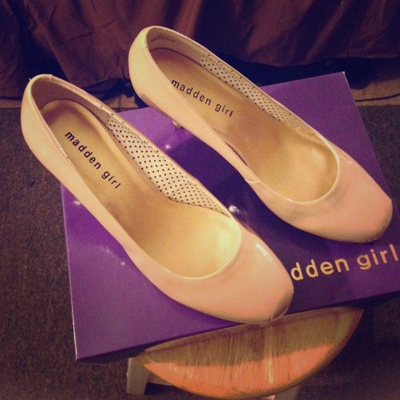 Nude Pumps