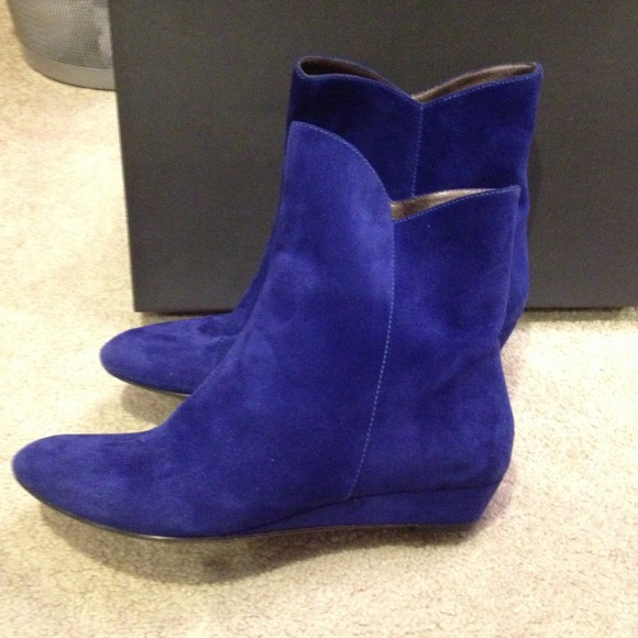 Hot Via Spiga boots in electric blue!