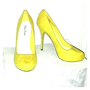 Outrageous yellow pumps sz 9