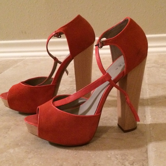 ⚡️FLASH SALE⚡️HOST PICK Hinge Coral Platform Heels - Picture 2 of 4
