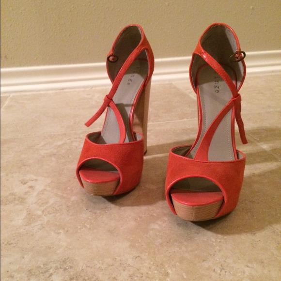 ⚡️FLASH SALE⚡️HOST PICK Hinge Coral Platform Heels - Picture 3 of 4