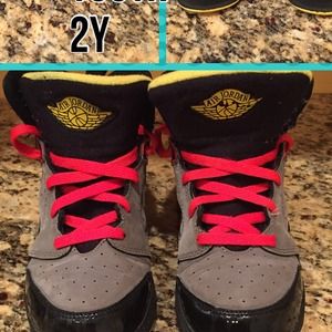 **SOLD**$7 Air Jordan sneaks.. 2 youth. Good Con..