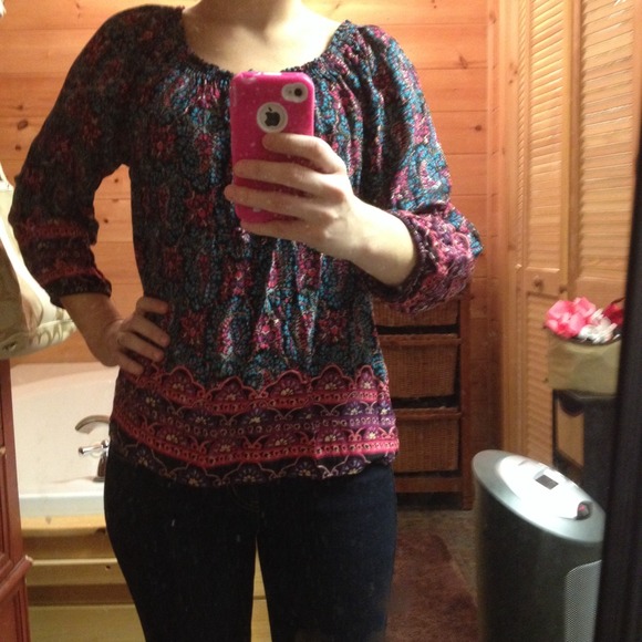 Flowy floral top with 3/4 sleeves - Picture 2 of 3