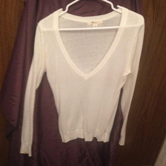 Cream/white v-neck sweater