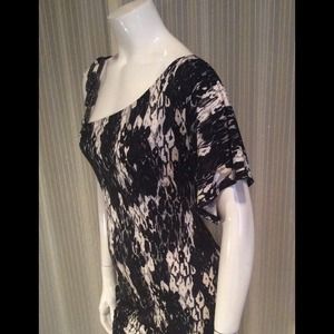 Black'n white one shoulder top