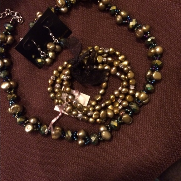 NEW🎄Necklace, bracelet, @ earring set -moss green
