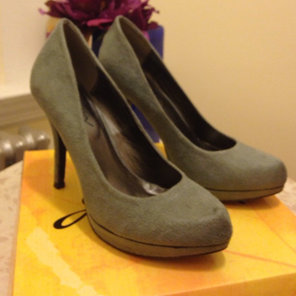 Gray suede Gomax pumps size 7