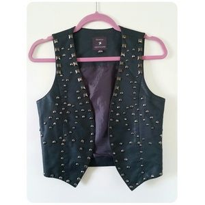 Stud vest