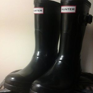 Short black glossed Hunter boots