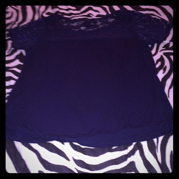 Navy Top with Lace Sleeves and shoulder trim ✌️