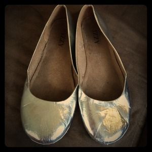 Izzy silver flats size 10 worn once!