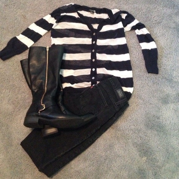 Shirt with quarter length  sleeves.