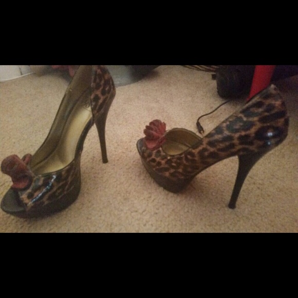 Stiletto leopard print w red bow