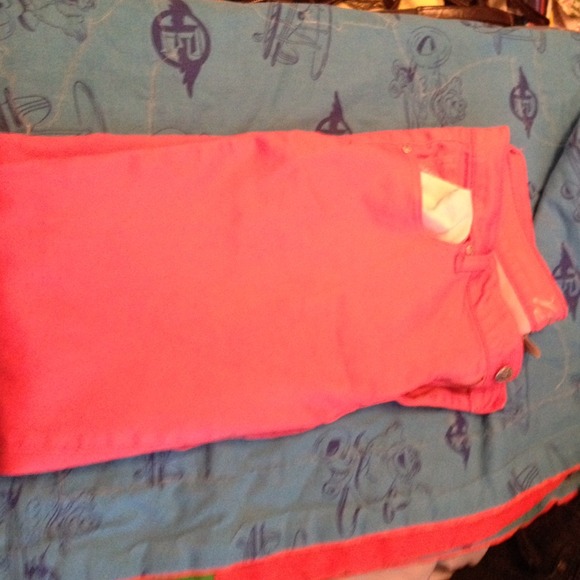 Celebrity blues skinny jeans.