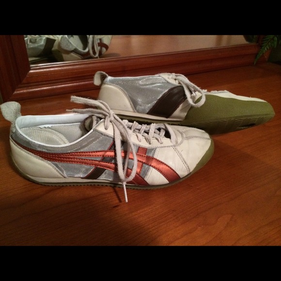 Men's 7 1/2 Women's 9 Onitsuka Tiger tennis shoes