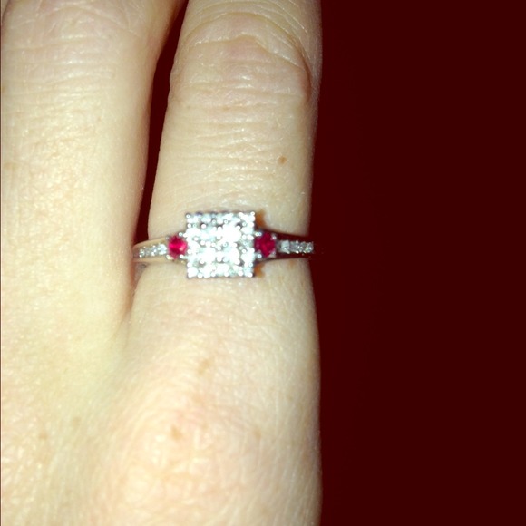 Gorgeous diamond ring - Picture 1 of 3