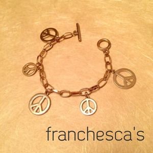 Gold peace charm bracelet ✌️