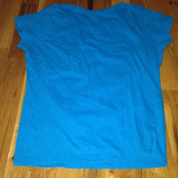 Very pretty blue t-shirt w/ design - Picture 3 of 3