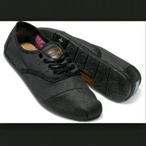 Really nice black Toms