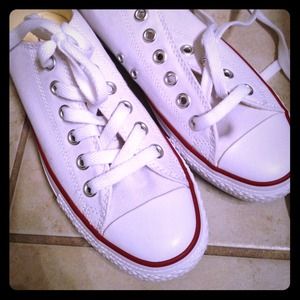 White converse low tops. Never worn!