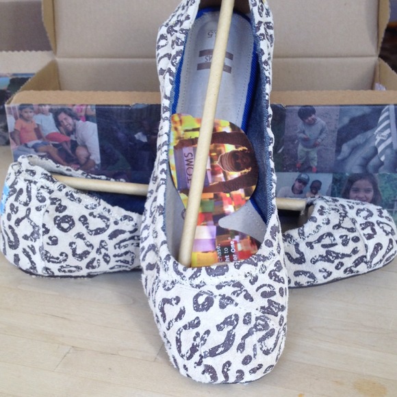 Brand new leopard print TOMS