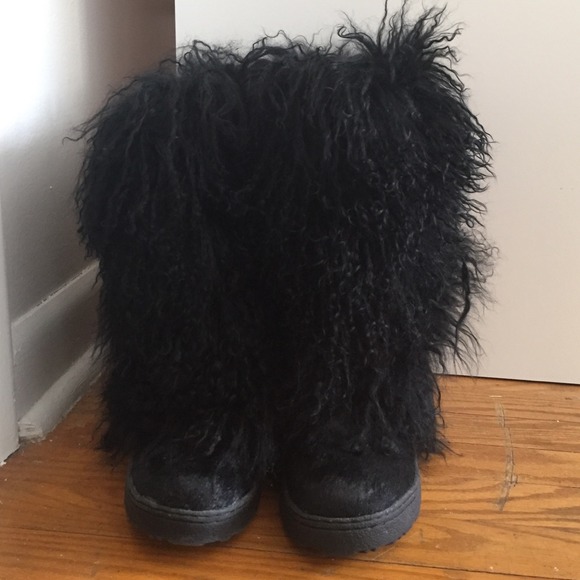 Black Authentic Bear Paw Boetis