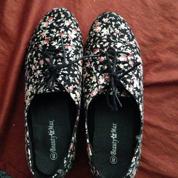 🌸 two cute shoes