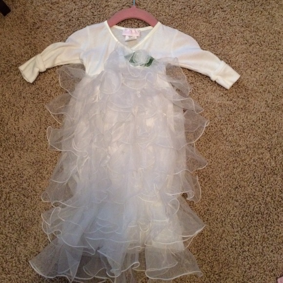 Bebmonde One size baby girl gown $20 never worn.