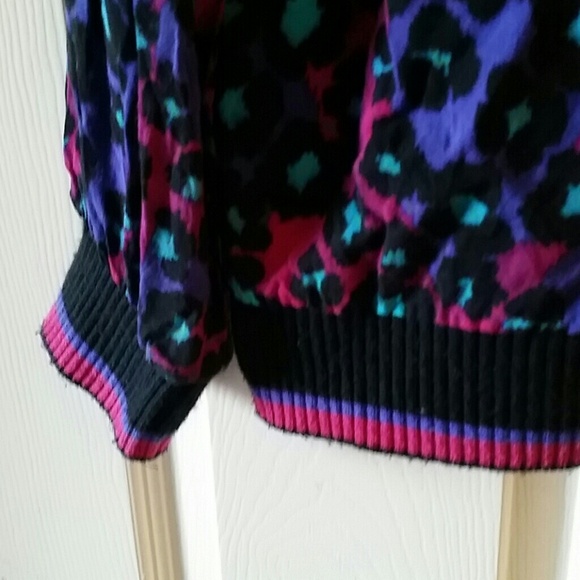 🚫 SOLD 🚫 Vintage Bold Leopard Print Pullover - Picture 4 of 4