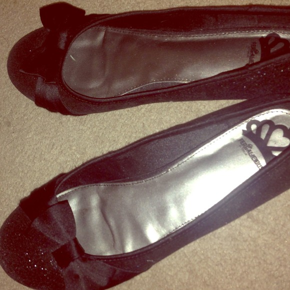 Black ballet flats