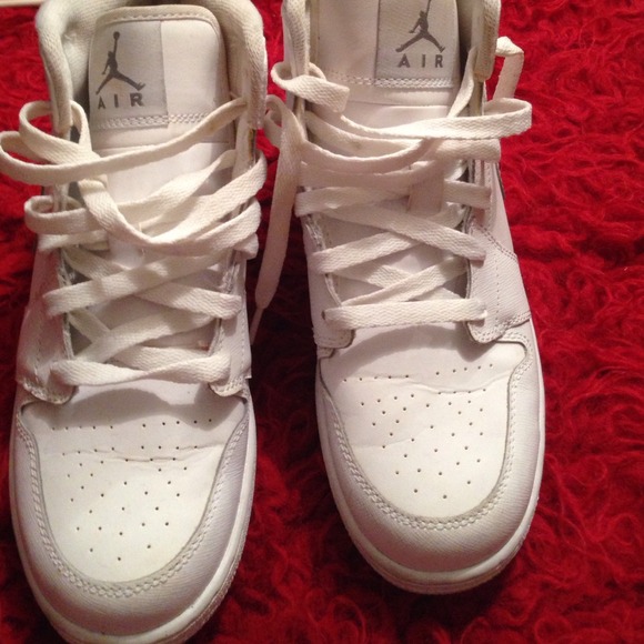 All white 1'z - Picture 2 of 2