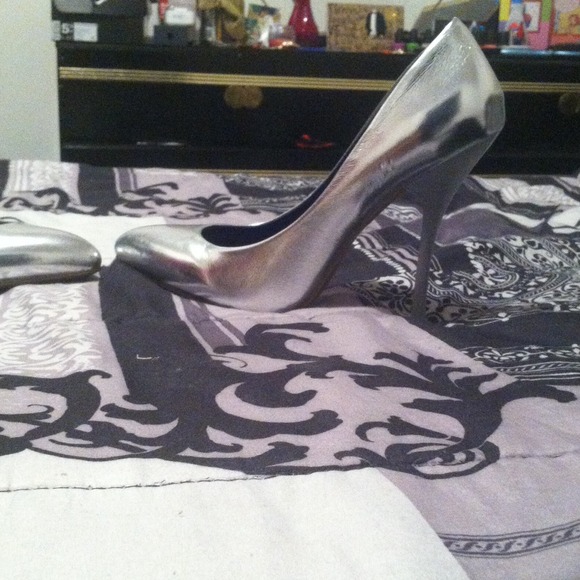 Heals - Picture 2 of 4