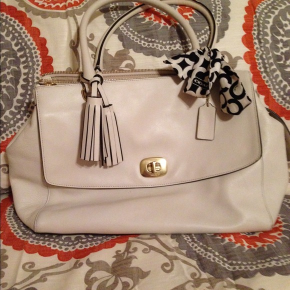 Euc Coach large Harper with matching Coach scarf.