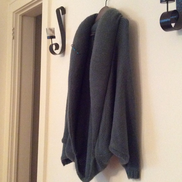 Soft wool sweater - Picture 2 of 3