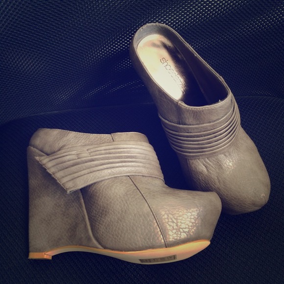 Size 6 never worn ShoeDazzle Clogs