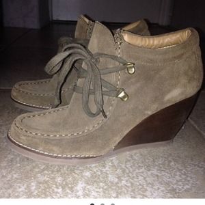 Very Volatile wedges sz 9