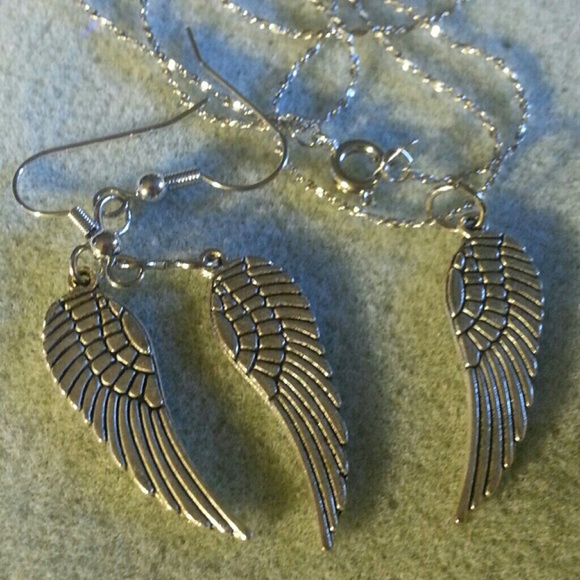 Wing necklaces set