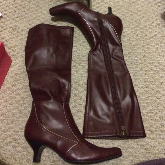 Boots in burgundy
